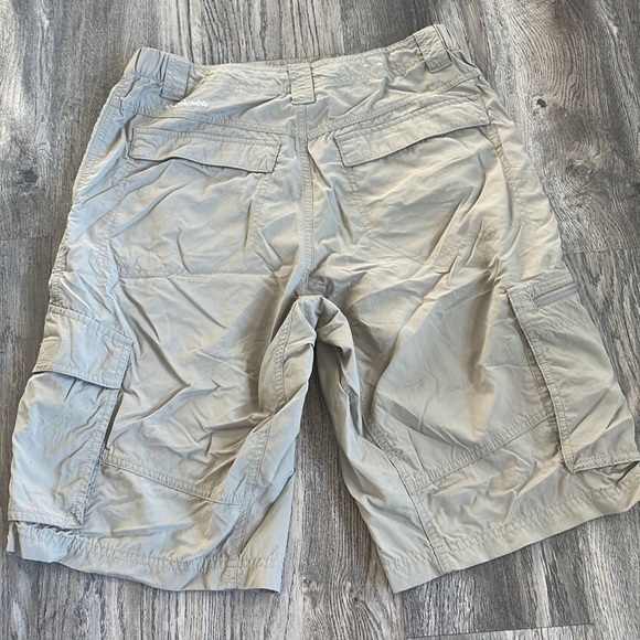 Columbia Mens Khaki Omni- Shade Regular Fit Outdoor Shorts, 12” inseam, size 32 - Picture 11 of 11